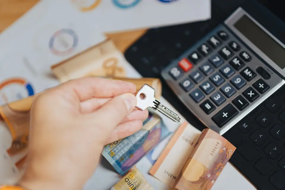 House keys, coins and a calculator on a table